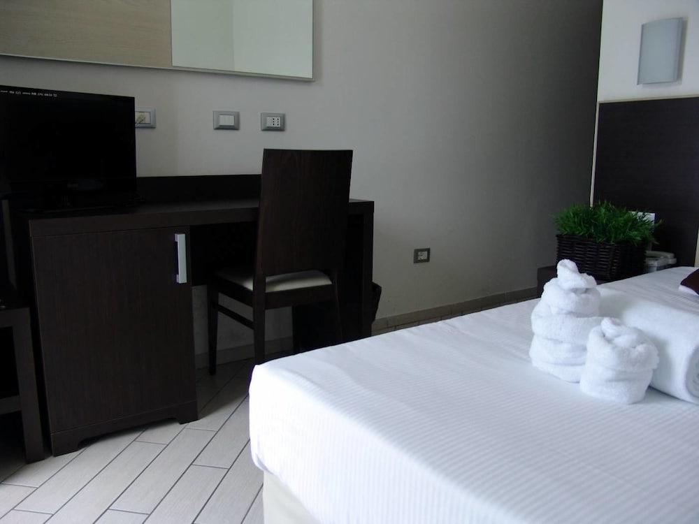 Hotel Paradise Airport Forli Exterior photo