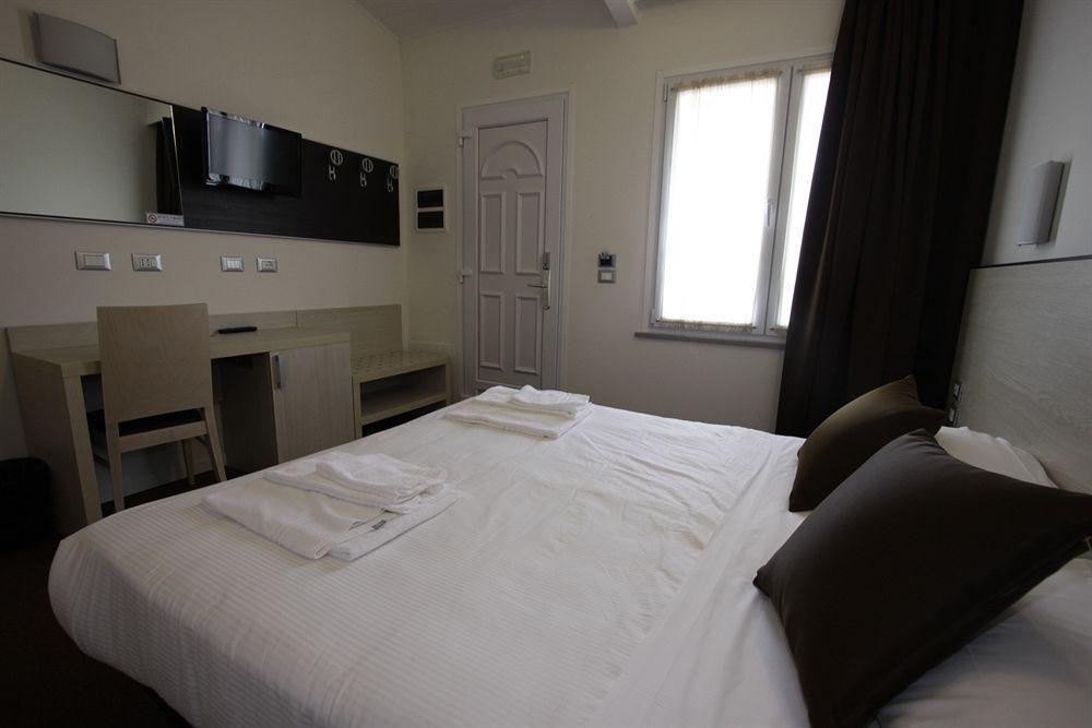 Hotel Paradise Airport Forli Exterior photo